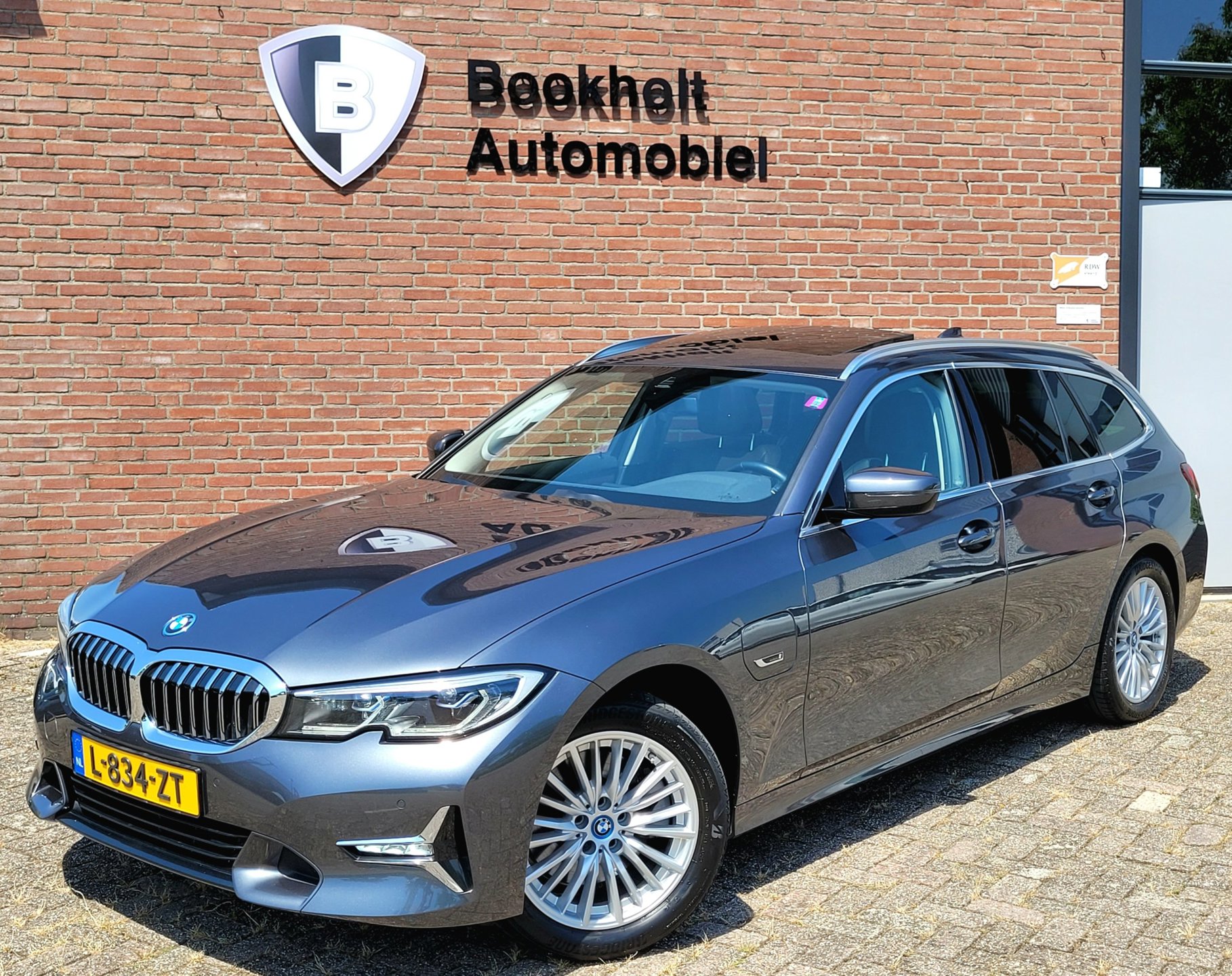 BMW 3-serie Touring 320e Luxury - Pano, Trekhaak, Laser (NL NAP BTW)