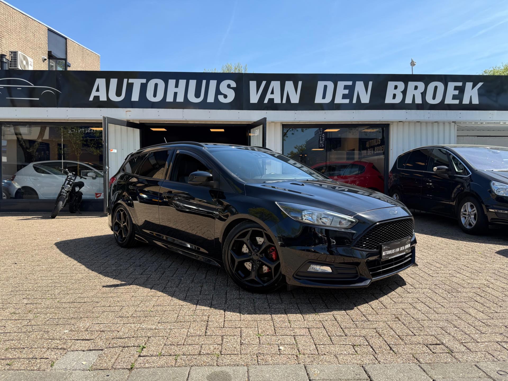 Ford Focus Wagon 2.0 ST 250Pk Navi Cruise Climate Ctr Camera DAB Xenon Leer Elek Pakket Nw Apk